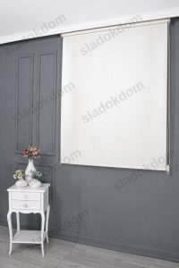 Сребреникава Млечна Бела Мат Роло Завеса - Image 2